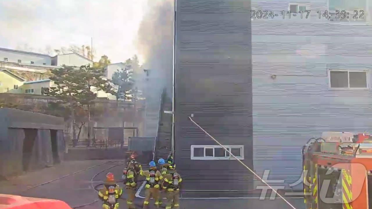 17일 오후 2시 16분께 경기 화성시 정남면 소재 방위산업체 공장에서 불이 났다. &#40;사진=경기도소방재난본부&#41;