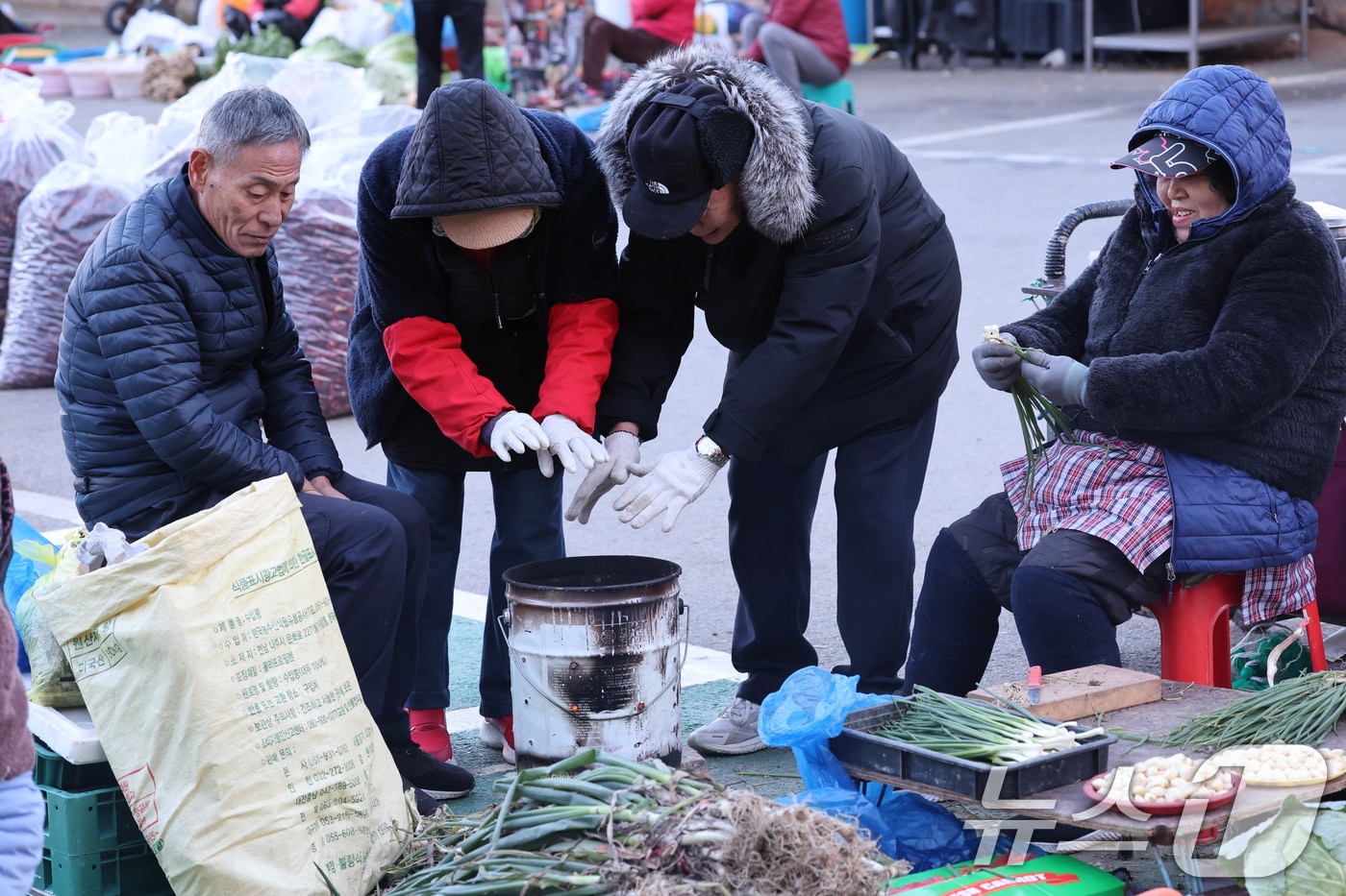 광주 남광주시장에서 상인들이 모닥불을 피워놓고 추위를 녹이고 있다. 뉴스1 ⓒ News1 김태성 기자