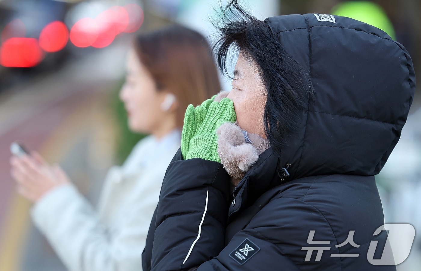 서울 지역 아침 최저 기온이 올가을 들어 처음으로 영하권까지 떨어지며 추운 날씨를 보인 18일 오전 서울 세종대로 광화문사거리에서 두터운 옷차림을 한 시민이 신호를 기다리고 있다. 2024.11.18/뉴스1 ⓒ News1 김진환 기자