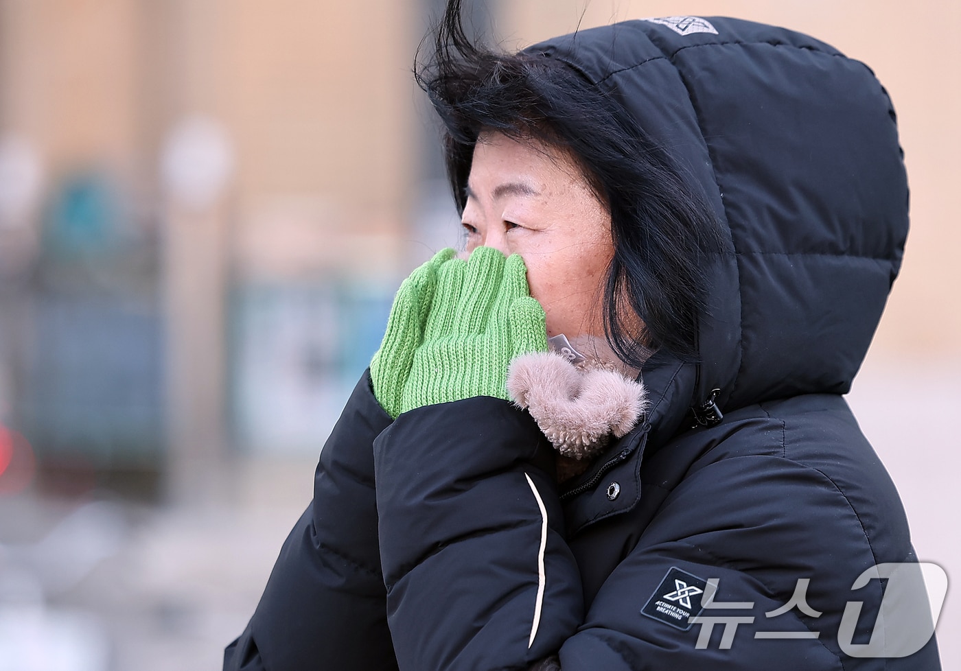 서울 지역 아침 최저 기온이 올가을 들어 처음으로 영하권까지 떨어지며 추운 날씨를 보인 18일 오전 서울 세종대로 광화문사거리에서 두터온 옷차림을 한 시민이 신호를 기다리고 있다. 2024.11.18/뉴스1 ⓒ News1 김진환 기자