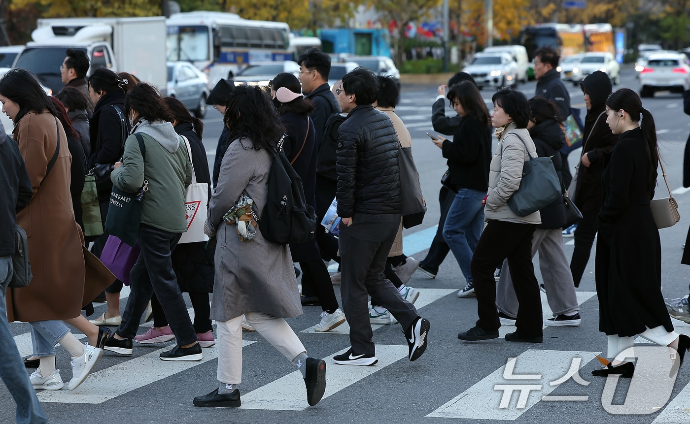 지난 18일 오전 서울 세종대로 광화문사거리에서 두터운 옷차림을 한 시민들이 발걸음을 옮기고 있다. &#40;뉴스1 DB&#41;