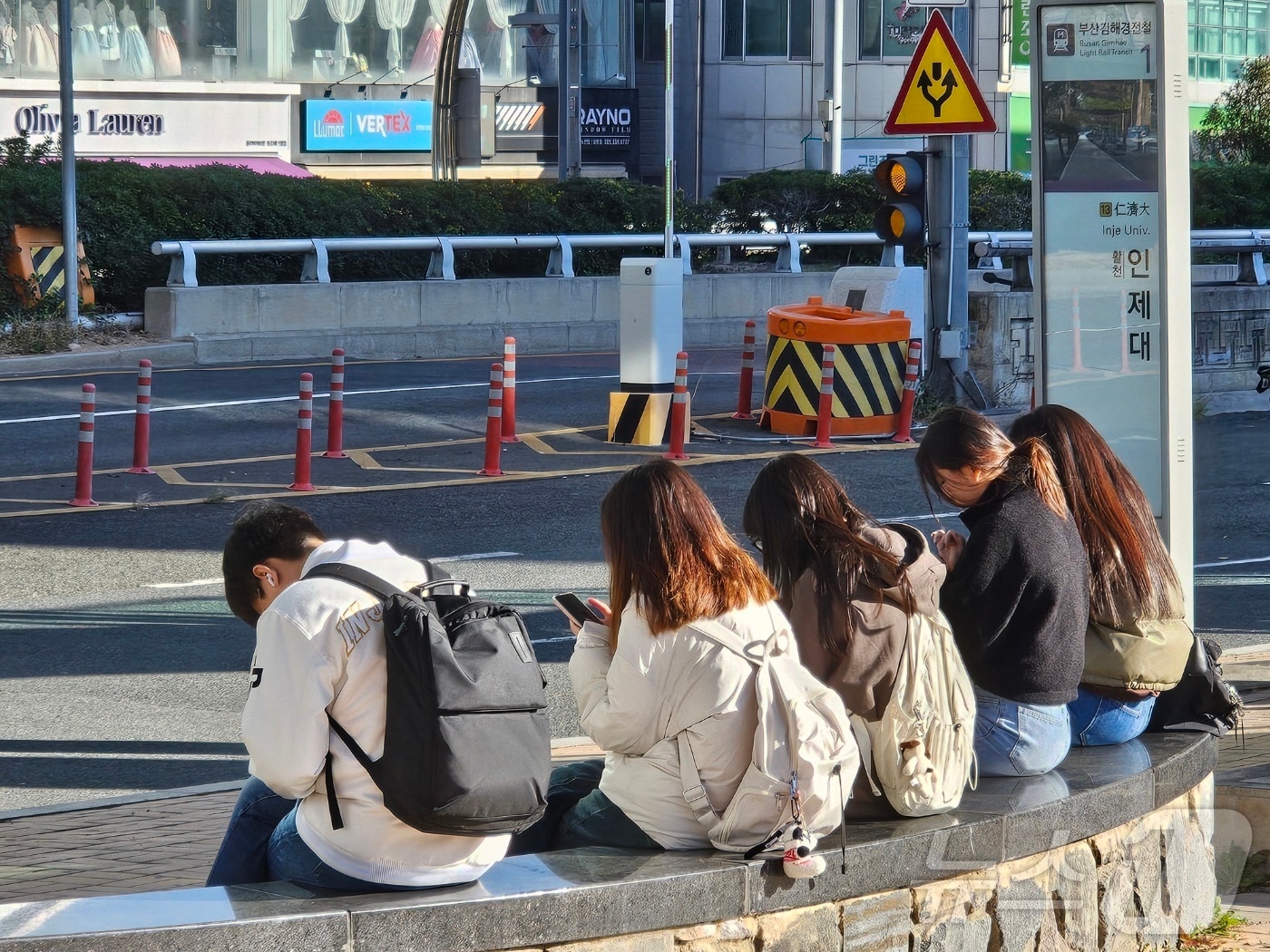 18일 오전 김해시 어방동 부산김해경전철 인제대역 인제대 셔틀버스 승강장에서 학생들이 버스를 기다리고 있다. 2024.11.14 ⓒ 뉴스1 박민석 기자