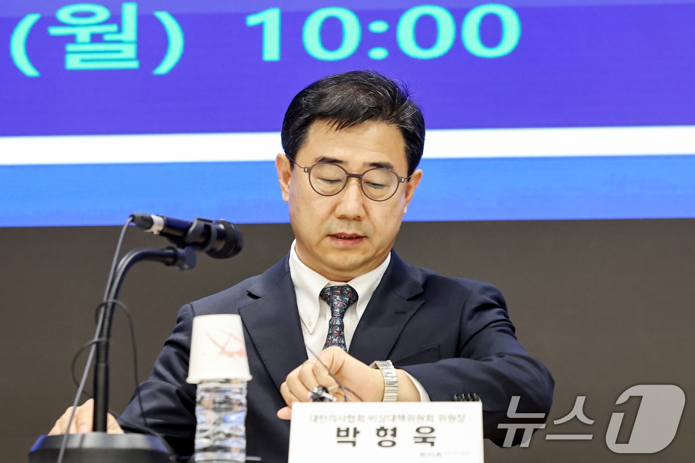 박형욱 대한의사협회(의협) 비상대책위원장이 18일 오전 서울 용산구 의협회관에서 비대위의 향후 활동방향 관련 기자회견을 하던 중 시간을 확인하고 있다. 2024.11.18/뉴스1 ⓒ News1 민경석 기자