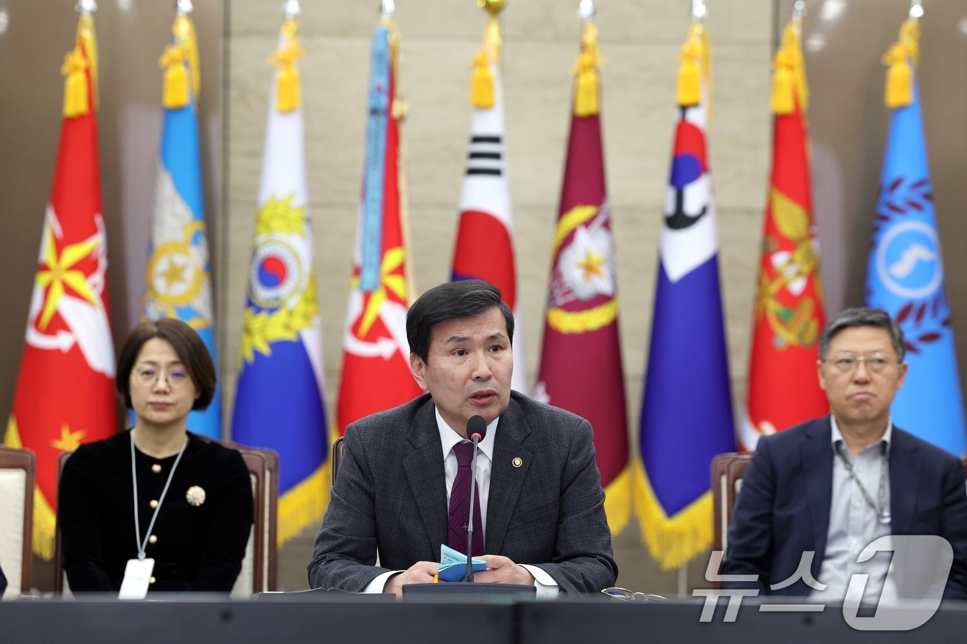 김선호 국방부 차관&#40;가운데&#41;이 18일 서울 용산구 국방부 대회의실에서 국방부 출입 기자단에게 &#39;윤석열 정부 국방분야 성과 및 향후 추진계획&#39;에 대해 설명하고 있다. &#40;국방일보 제공&#41; 2024.11.18/뉴스1