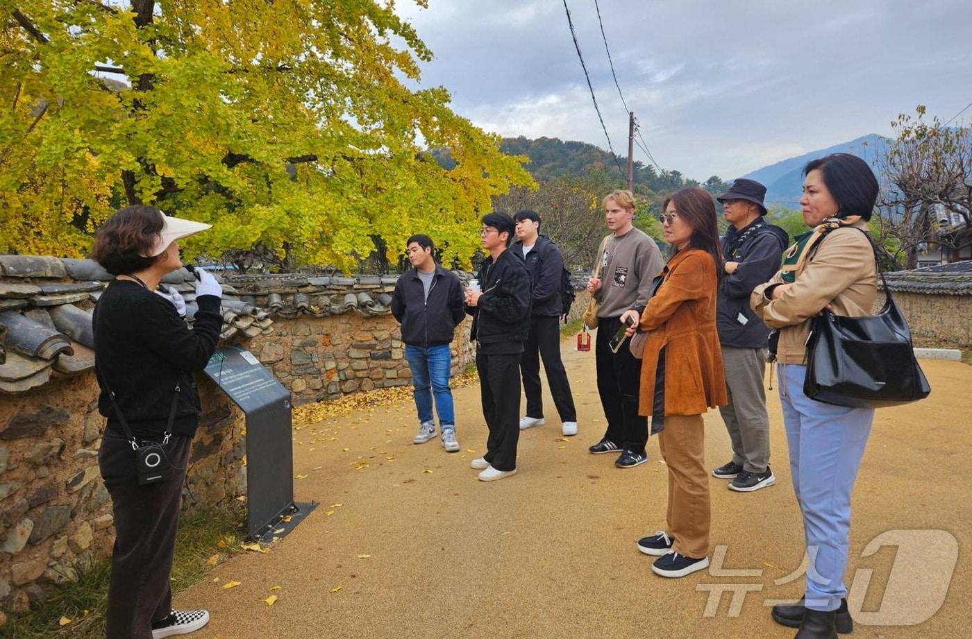 진주성에서 진행된 진주관광 팸투어&#40;진주시 제공&#41;.