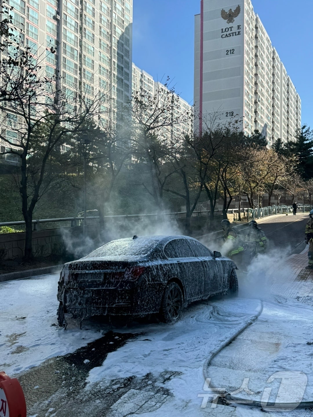 18일 오전 부산 사하구 다대동 BMW 차량 화재 현장.&#40;부산소방재난본부 제공&#41;