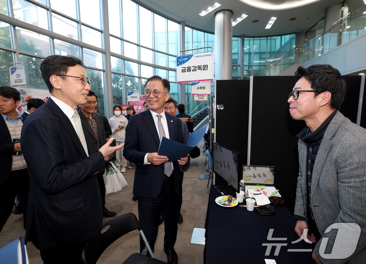 연원정 인사혁신처장이 18일 서울 종로구 성균관대학교에서 열린 &#39;2024 찾아가는 공직박람회&#39;에서 부스를 둘러보고 있다. &#40;인사혁신처 제공&#41; 2024.11.18/뉴스1