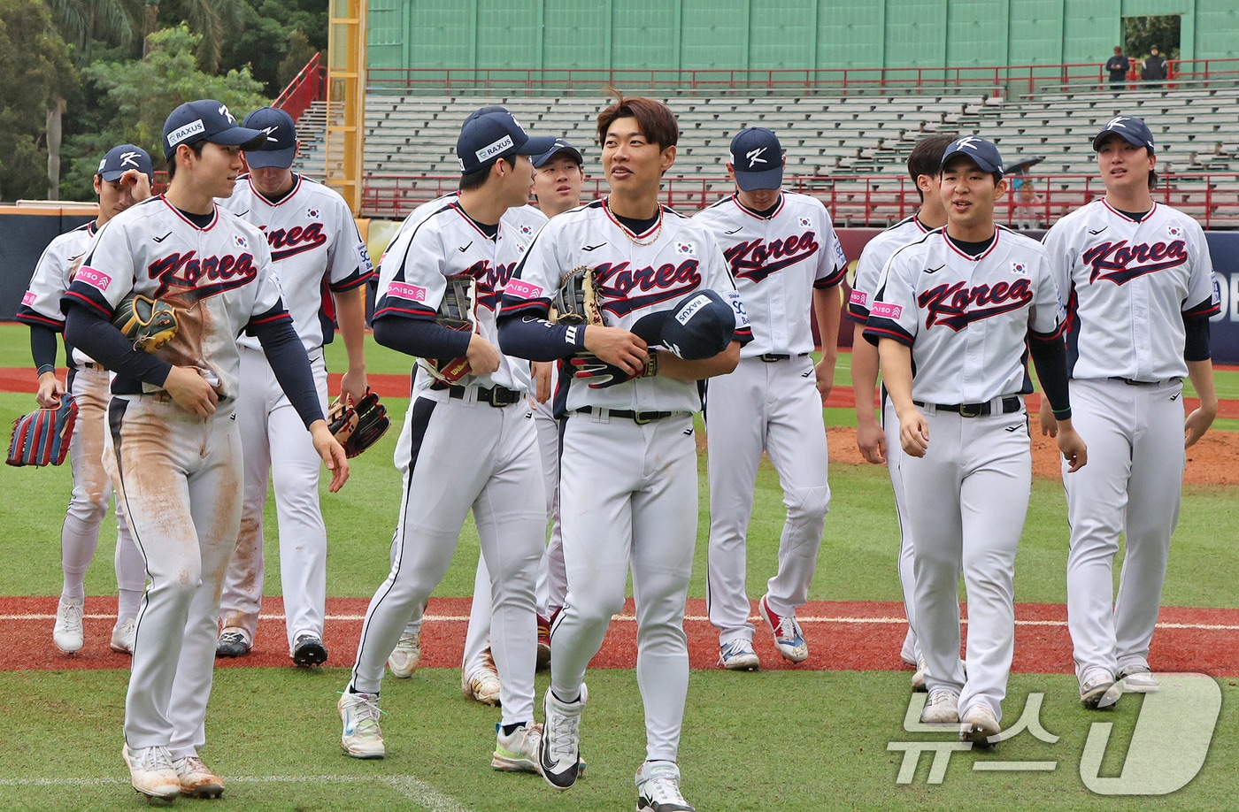 18일&#40;현지시간&#41; 오후 대만 타이베이시 톈무 야구장에서 열린 2024 WBSC 프리미어12 B조 예선 대한민국과 호주의 경기에서 5대 2로 승리한 대한민국 대표팀 선수들이 경기장을 나서고 있다. 2024.11.18/뉴스1 ⓒ News1 장수영 기자