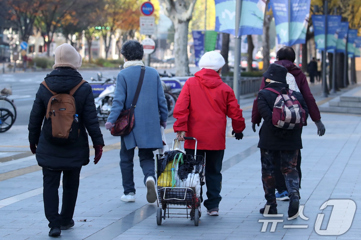 초겨울 추위가 이어진 19일 오전 대구 도심에서 두터운 외투와 방한용품을 챙겨 나온 노인들이 지하철역으로 발걸음을 재촉하고 있다. 2024.11.19/뉴스1 ⓒ News1 공정식 기자