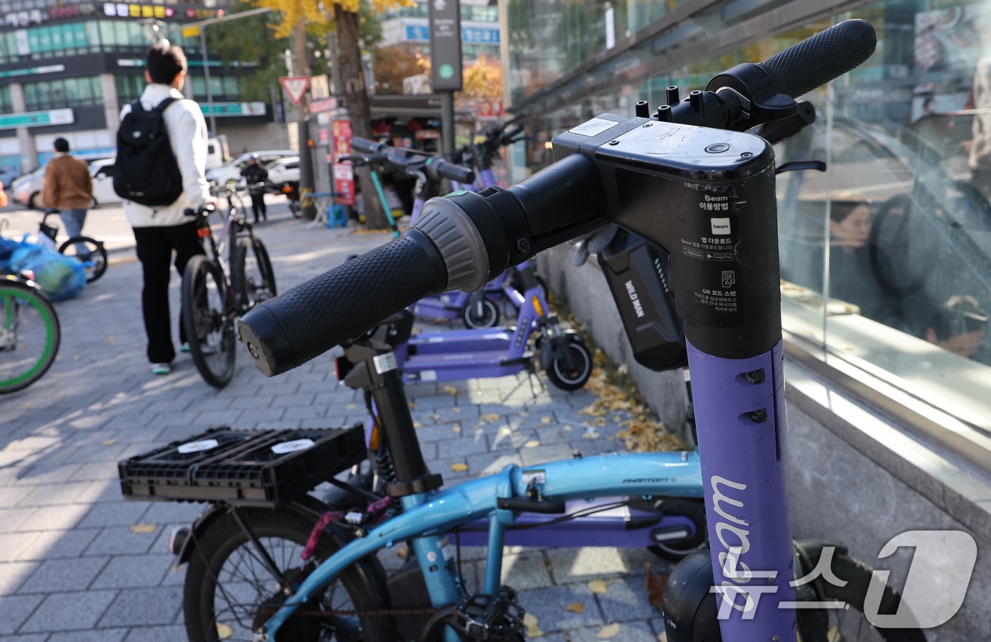대구시는 14일부터 24일까지 불법 주·정차로 무단방치된 공유 개인형 이동장치(PM)와 자전거를 집중단속한다. 뉴스1 ⓒ News1 자료 사진