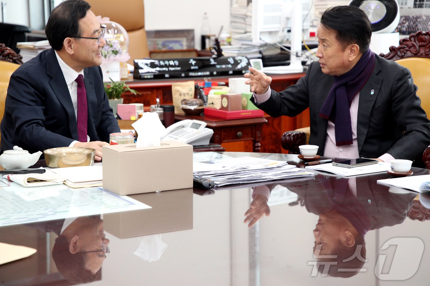 김영환 충북지사(오른쪽)가 2024년 11월 19일 주호영 국민의힘 의원에게 10대 지역 핵심현잔 국비 지원을 요청하고 있는 모습. (충북도 제공) ⓒ 뉴스1