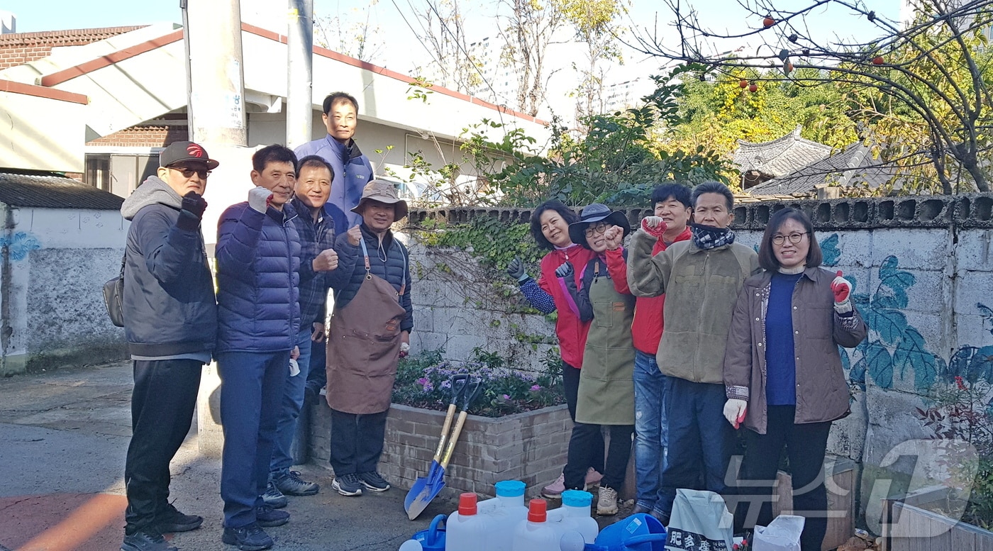 19일 울산 북구퇴직자지원센터의 정년 퇴직자 8명이 농소2동 불법쓰레기 투기 지역에 손바닥정원을 조성했다.&#40;울산 북구 제공&#41;