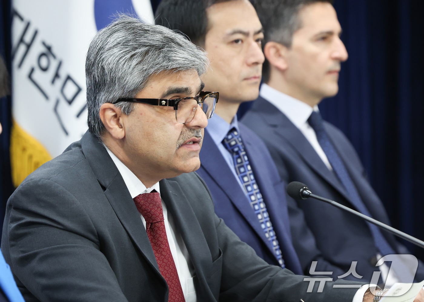 IMF, 올해 韓 성장률 2.5→2.2% 하향…