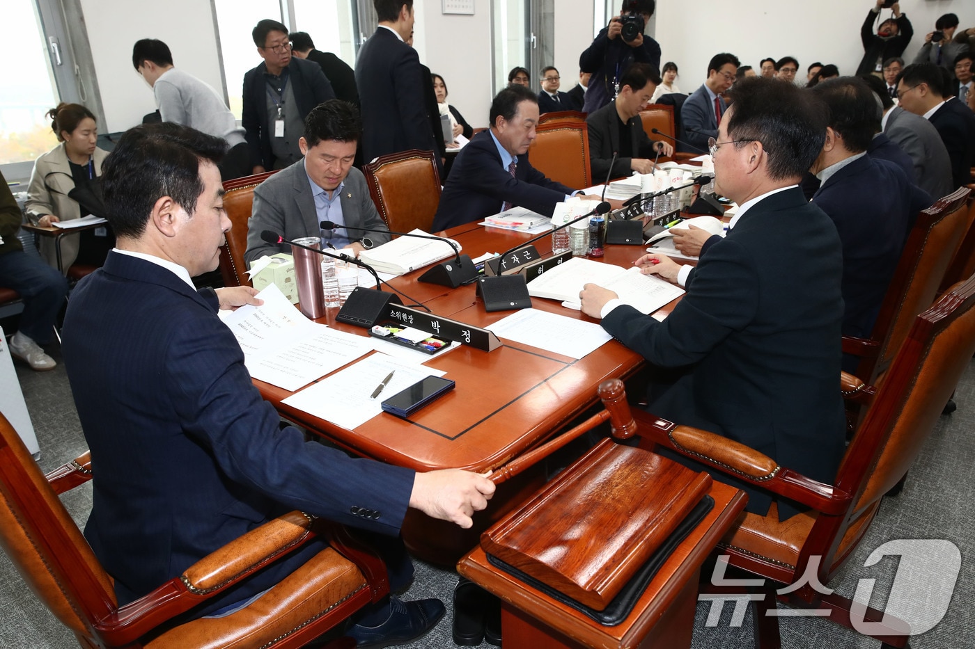 박정 예산결산특별위원회 예산안조정소위원장이 20일 오전 서울 여의도 국회에서 열린 예산결산특별위원회의 예산안조정소위원회를 주재하고 있다. 2024.11.20/뉴스1 ⓒ News1 이광호 기자