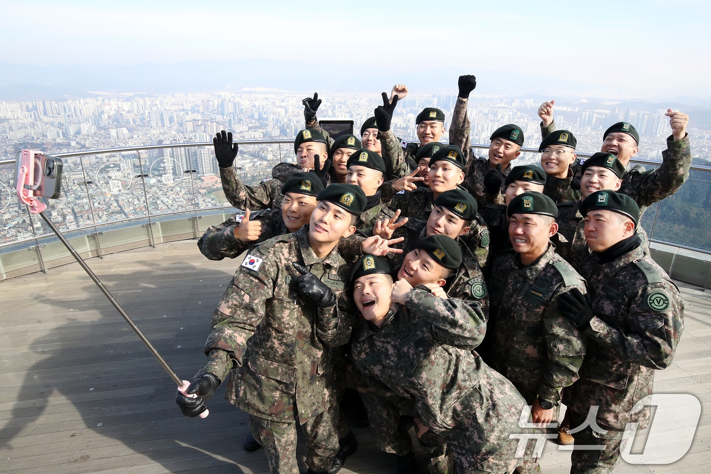 20일 오전 대구시티투어에 참여한 육군 50사단 장병들이 대구 도심이 한눈에 내려다보이는 앞산 전망대를 찾아 기념촬영을 하고 있다. 2024.11.20/뉴스1 ⓒ News1 공정식 기자