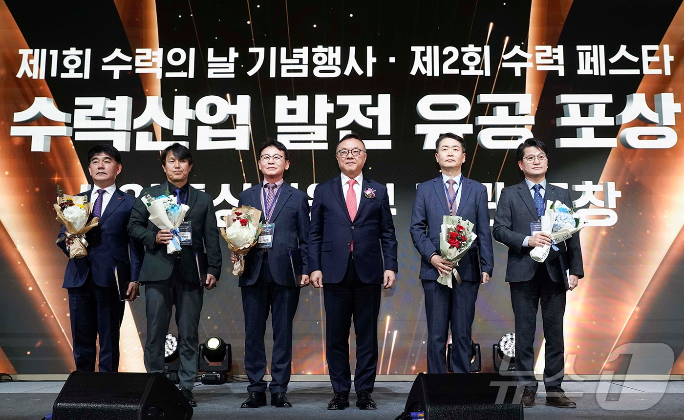 효성중공업이 20일 수력산업 발전 공로 산업통상자원부 장관 표창을 수상했다. 대리 수상한 전상익 효성중공업 상무&#40;오른쪽에서 두번째&#41;가 기념촬영을 하고 있다&#40;효성중공업 제공&#41;