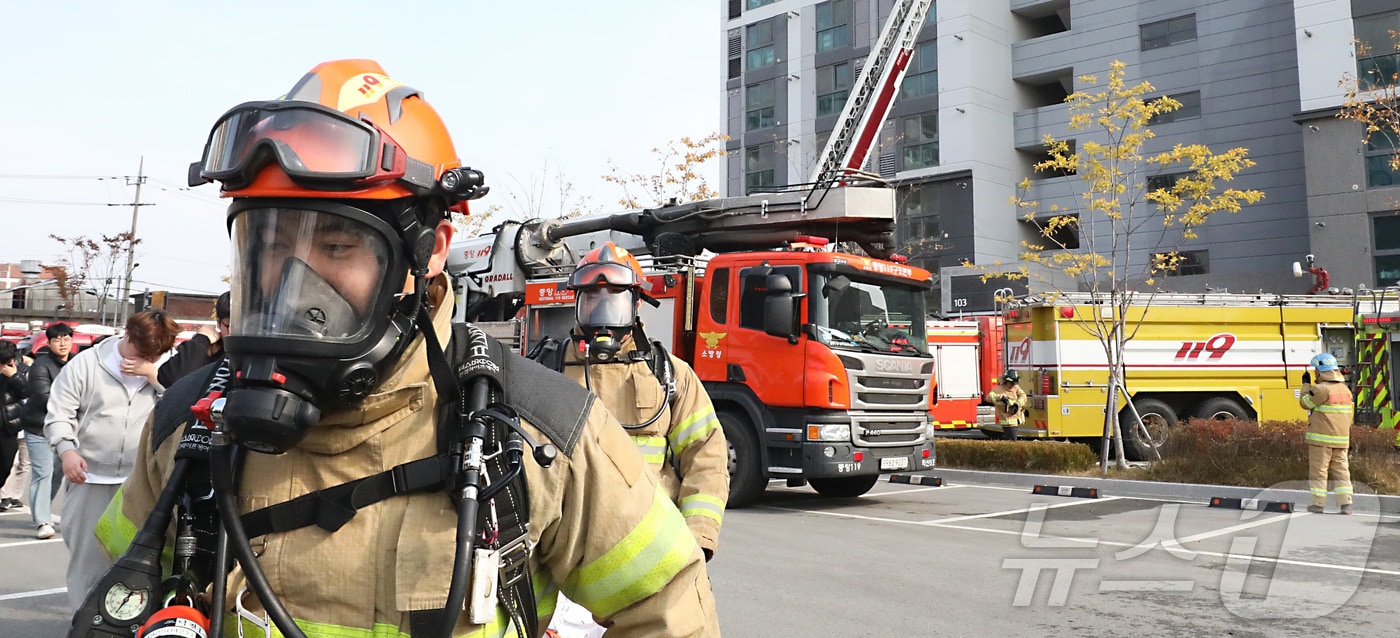 20일 전주시 덕진구 팔복LH아파트 및 더 메이호텔에서 행정안전부를 비롯한 전북소방본부, LH 등이 참여한 가운데 열린 유관기관합동 전기차 화재 대응 제4차 READY Korea 훈련에서 소방대원들이 부상자를 이송하고 있다.(기사 내용과 무관)2024.11.20/뉴스1 ⓒ News1 김기남 기자
