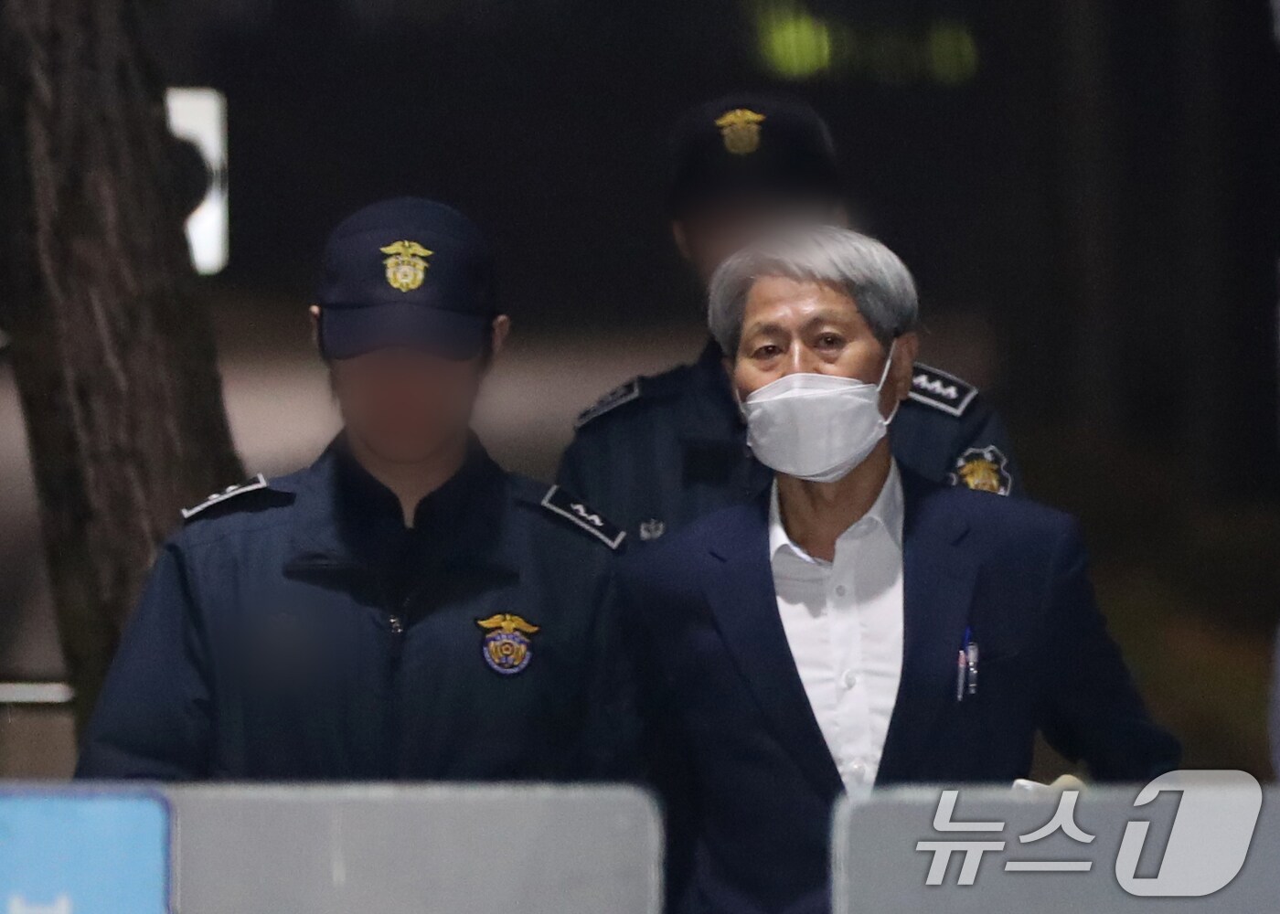 지난 대선에서 허위 보도로 윤석열 대통령(당시 후보)의 명예를 훼손한 혐의를 받아 구속 기소된 신학림 전 언론노조위원장이 20일 오후 경기 의왕시 서울구치소에서 보석으로 석방돼 나오고 있다. 2024.11.20/뉴스1 ⓒ News1 김영운 기자