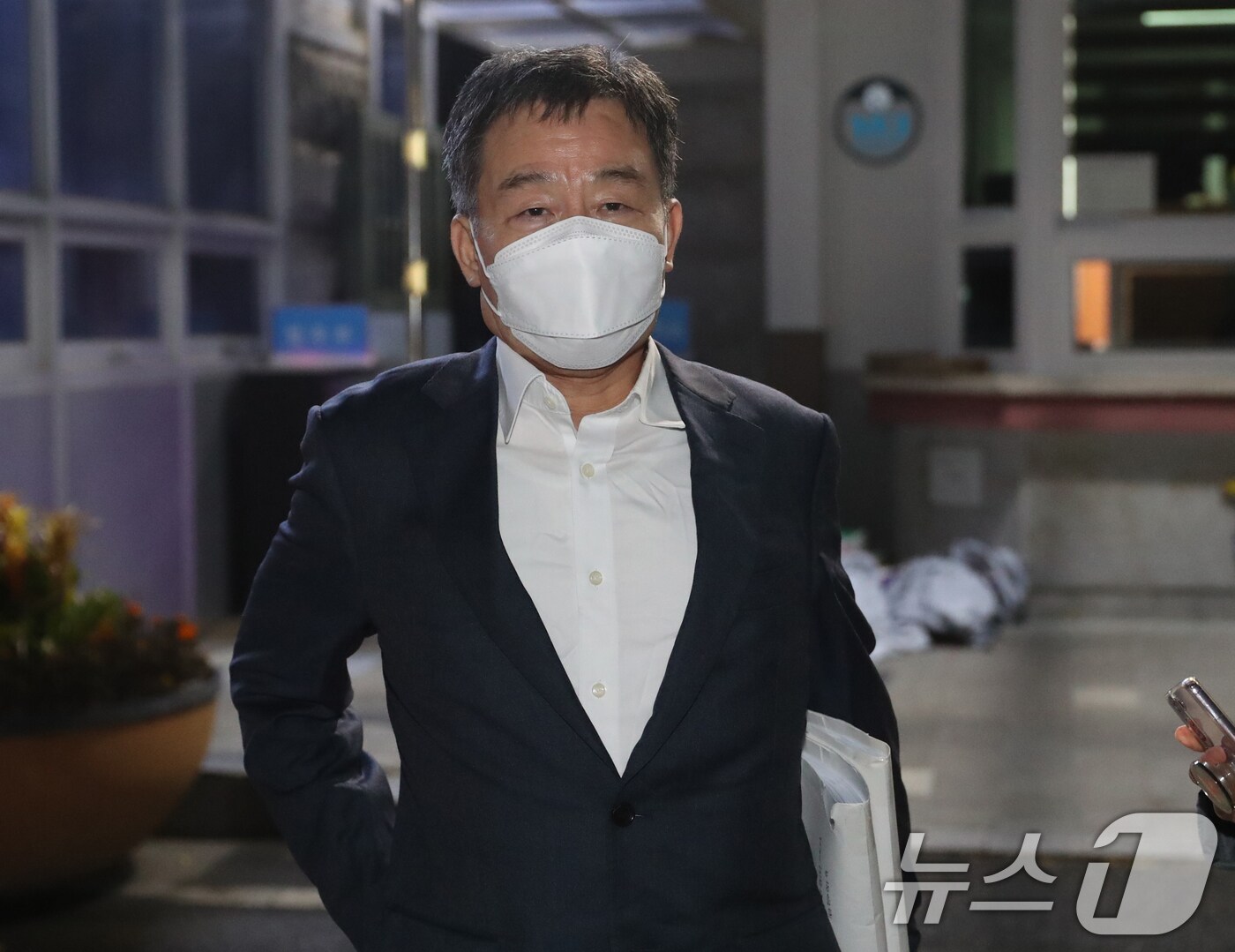 지난 대선에서 허위 보도로 윤석열 대통령&#40;당시 후보&#41;의 명예를 훼손한 혐의를 받아 구속 기소된 화천대유자산관리 대주주 김만배 씨가 20일 오후 경기 의왕시 서울구치소에서 보석으로 석방돼 나오고 있다. 서울중앙지법 형사합의21부&#40;부장판사 허경무&#41;는 이날 정보통신망 이용 촉진 및 정보 보호 등에 관한 법률 위반&#40;명예훼손&#41; 등 혐의로 구속기소 된 김 씨와 신학림 전 언론노조위원장의 보석 청구를 받아들였다. 이에 따라 두 사람은 불구속 상태로 재판을 받게 됐다. 2024.11.20/뉴스1 ⓒ News1 김영운 기자