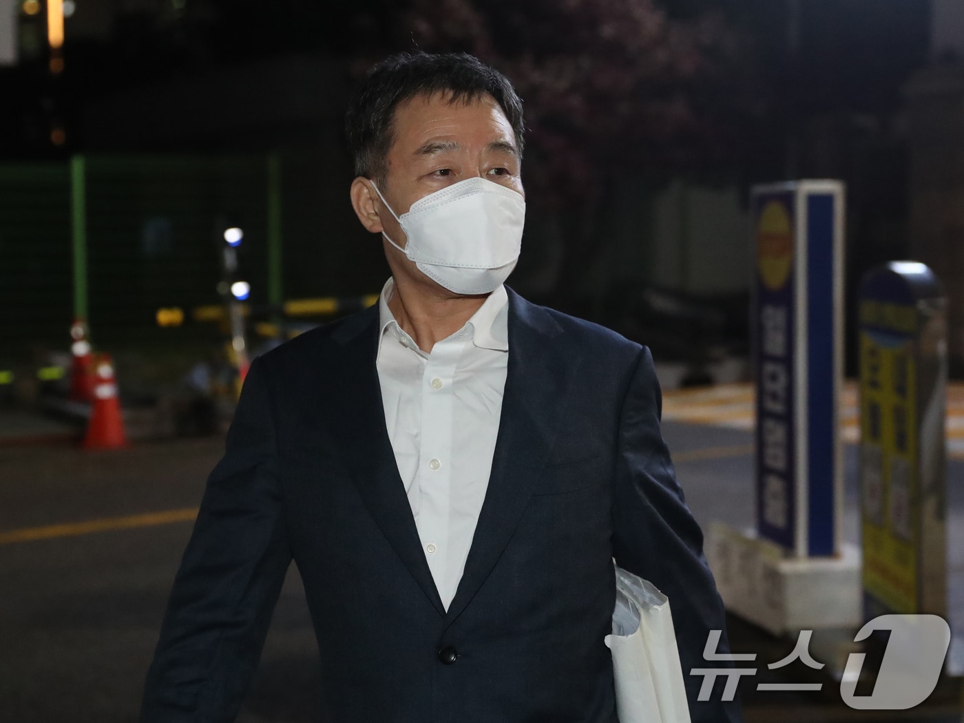 지난 대선에서 허위 보도로 윤석열 대통령(당시 후보)의 명예를 훼손한 혐의를 받아 구속 기소된 화천대유자산관리 대주주 김만배 씨가 20일 오후 경기 의왕시 서울구치소에서 보석으로 석방돼 나오고 있다. 2024.11.20/뉴스1 ⓒ News1 김영운 기자