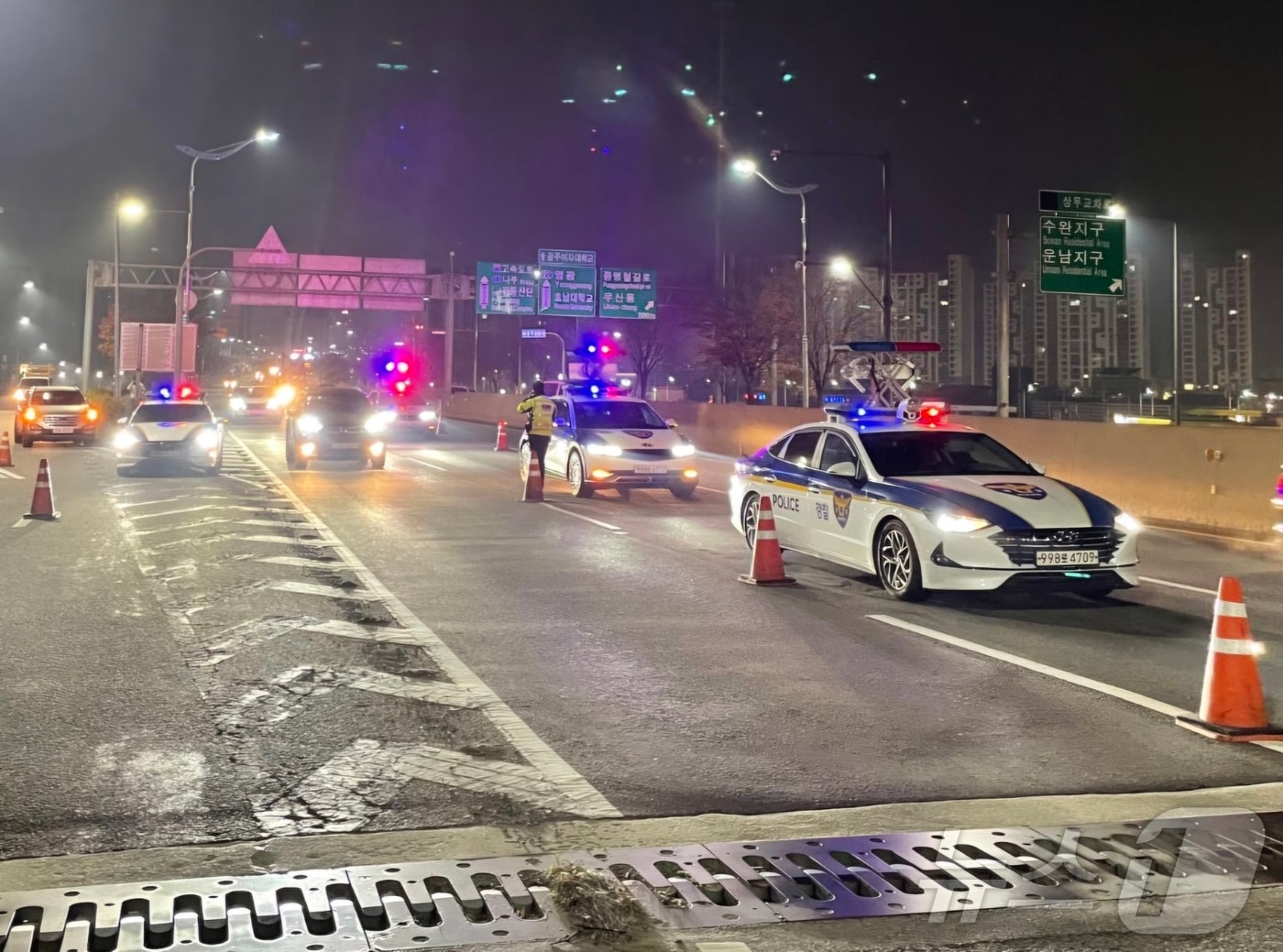 광주 광산구 운남동 어등대교 시청방향 2차로에서 교량을 잇는 신축이음장치가 파손돼 광주시와 경찰이 차로를 통제하고 보수공사를 벌이고 있다.&#40;광주시 제공&#41;2024.11.21./뉴스1