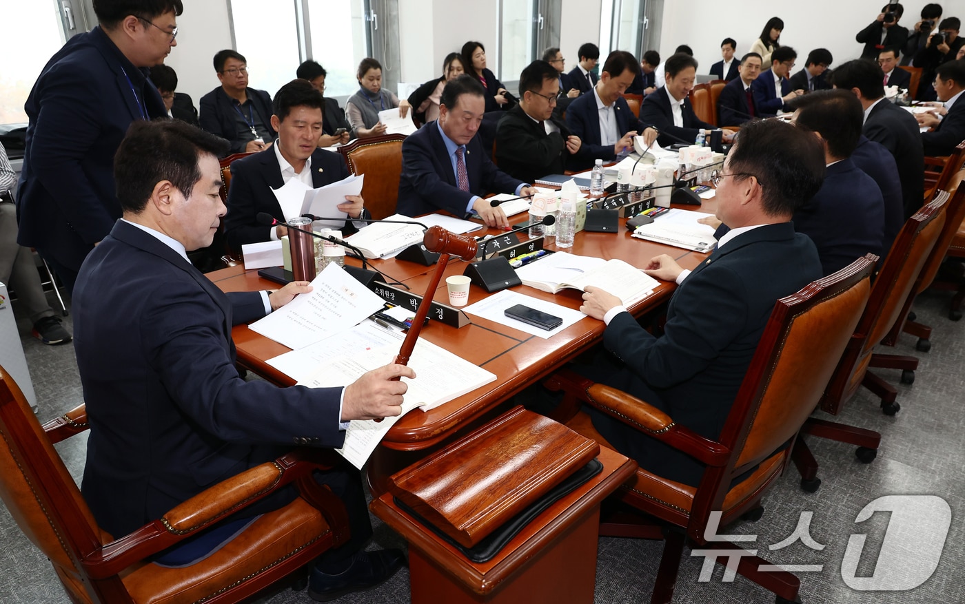 박정 예산결산특별위원회 예산안조정소위원장이 21일 오전 서울 여의도 국회에서 열린 예산결산특별위원회의 예산안조정소위원회를 주재하고 있다. 2024.11.21/뉴스1 ⓒ News1 김민지 기자