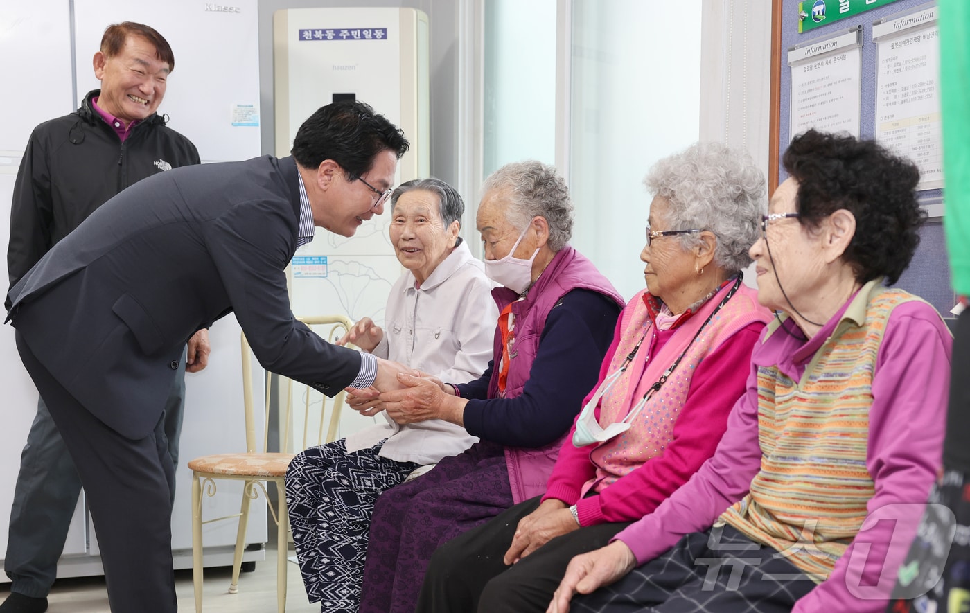  고창군이 지역 600여개 경로당에 지급하는 양곡을 올해부터 확대 지원한다. 심덕섭 군수가 경로당을 방문하고 노인들에게 인사를 하고 있다.&#40;고창군 제공&#41;2024.11.21/뉴스1