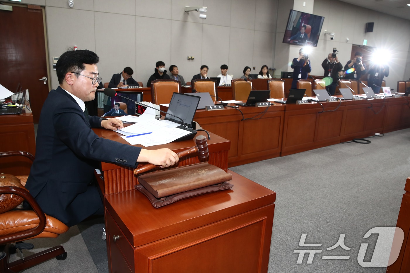 박찬대 국회 운영위원장이 21일 오후 서울 여의도 국회에서 열린 운영위원회 전체회의에서 대통령비서실과 국가안보실의 특활비 삭감을 포함한 예산안을 의결하고 있다. 이날 국민의힘 의원들은 윤석열 정부에 대한 분풀이 예산 삭감이라며 표결에 참여하지 않고 퇴장했다. 2024.11.21/뉴스1 ⓒ News1 이광호 기자