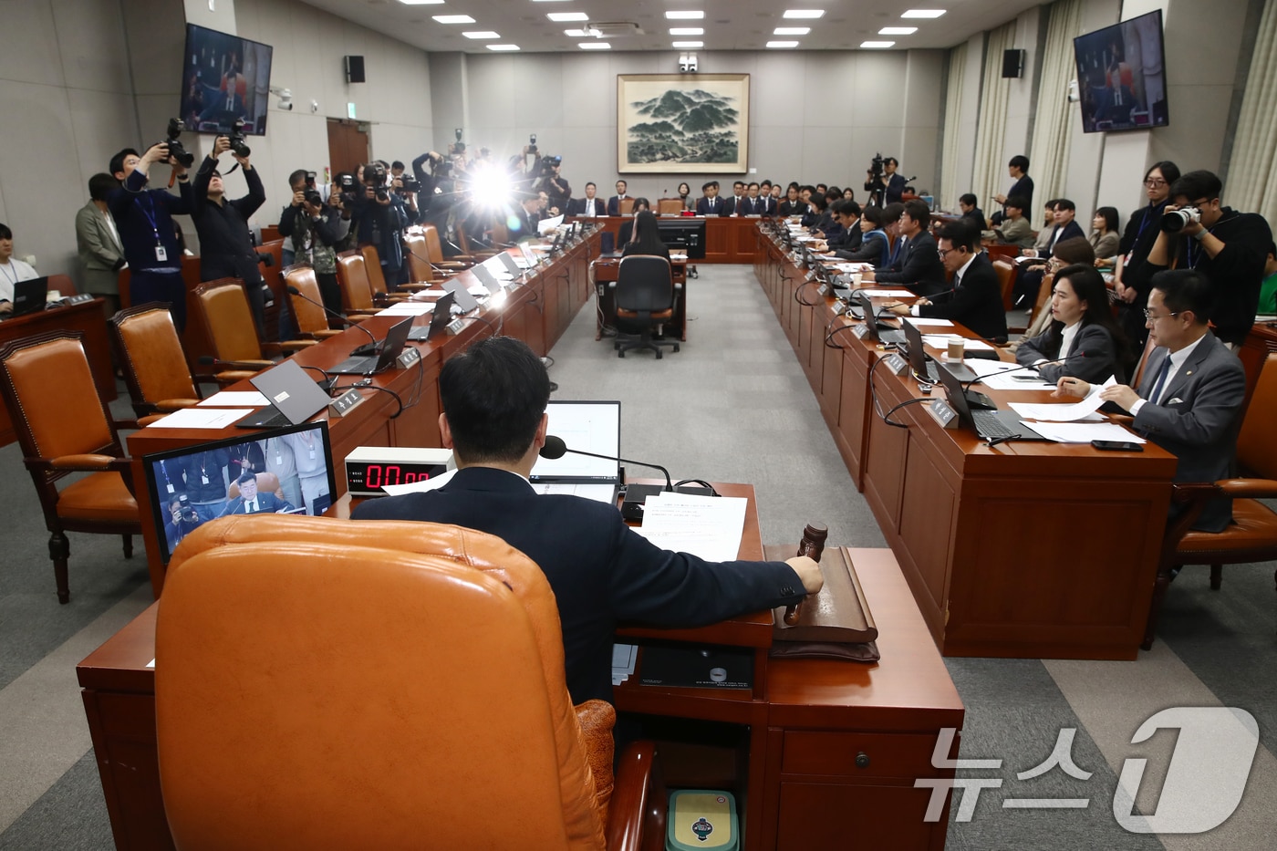 박찬대 국회 운영위원장이 21일 오후 서울 여의도 국회에서 열린 운영위원회 전체회의에서 대통령비서실과 국가안보실의 특활비 삭감을 포함한 예산안을 의결하고 있다. 이날 국민의힘 의원들은 윤석열 정부에 대한 분풀이 예산 삭감이라며 표결에 참여하지 않고 퇴장했다. 2024.11.21/뉴스1 ⓒ News1 이광호 기자