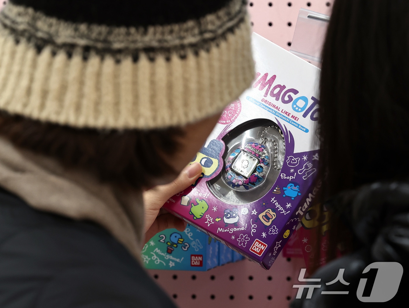 '추억의 다마고치' 레트로 타고 젠지·부모 다 홀렸다...1억개 돌파 - 뉴스 썸네일 이미지