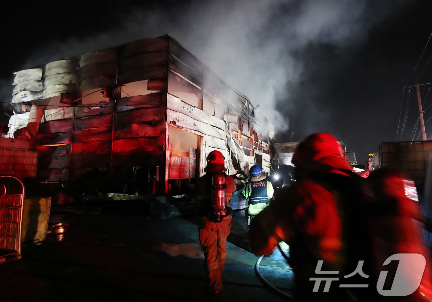 21일 오후 3시37분쯤 경북 경산시 진량읍 평사리에 있는 자원순환시설에서 원인을 알 수 없는 불이 나 화재 현장에 소방관이 투입되는 모습. ⓒ News1 공정식 기자