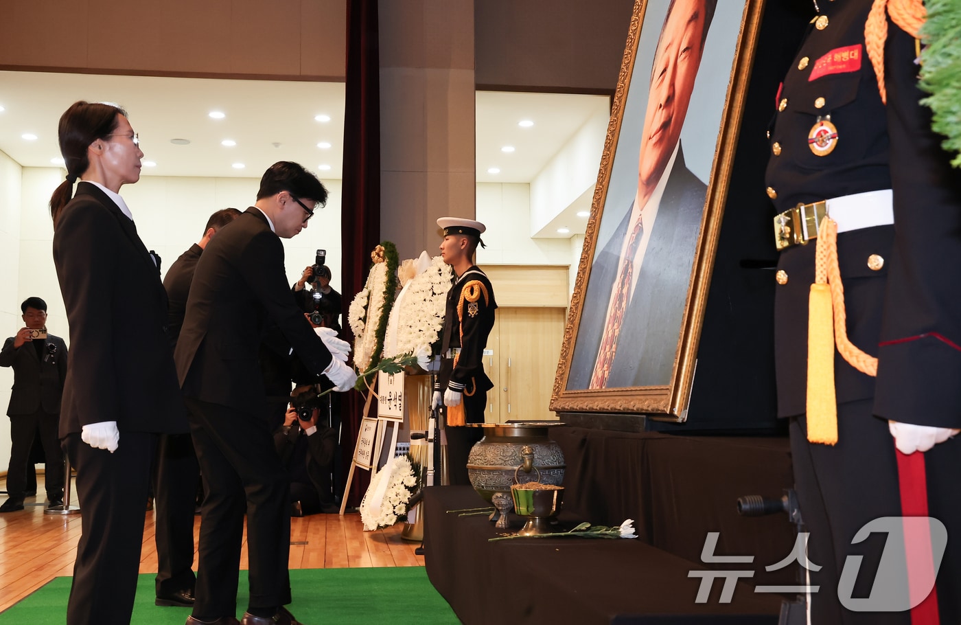 2024년 11월 22일 당시 한동훈 국민의힘 대표가 서울 동작구 국립서울현충원에서 열린 고(故) 김영삼 전 대통령 9주기 추모식에 참석해 헌화를 하고 있다. 2024.11.22 ⓒ 뉴스1 김도우 기자