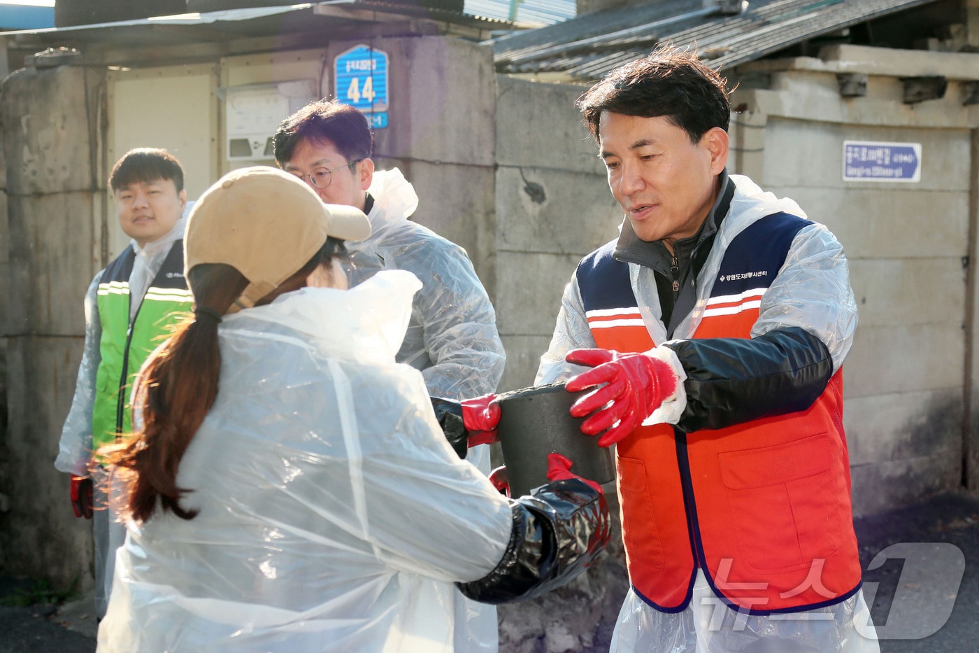 김진태 강원도지사가 23일 춘천시 효자동 일대에서 도청 가족봉사단과 연탄 배달 봉사를 하고 있다.(강원도 제공) 2024.11.23/뉴스1