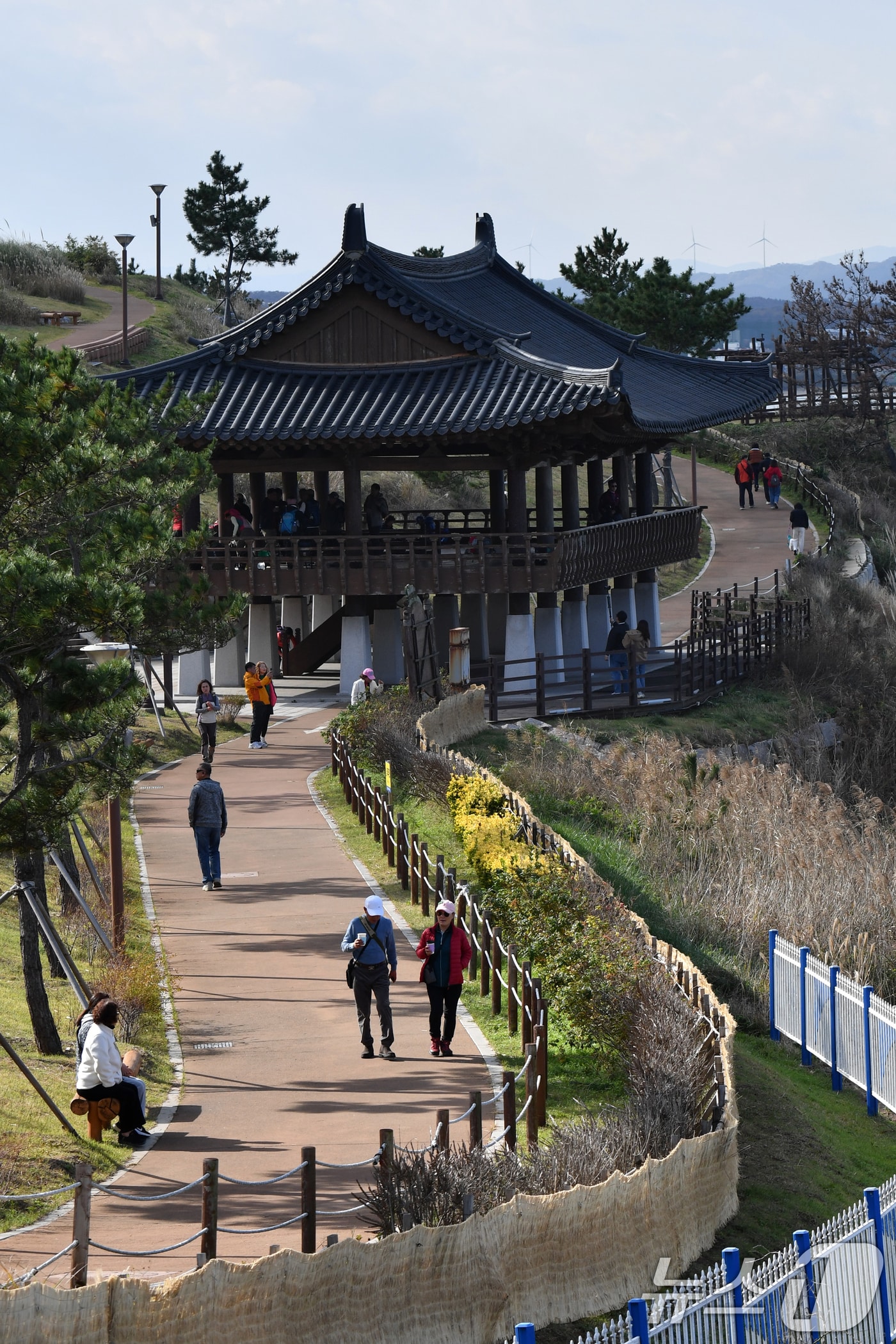 지난 24일 경북 포항시 남구 연오랑세오녀테마공원에서 관광객들이 가벼운 옷차림으로 걸아가고 있다. 2024.11.24/뉴스1 ⓒ News1 최창호 기자