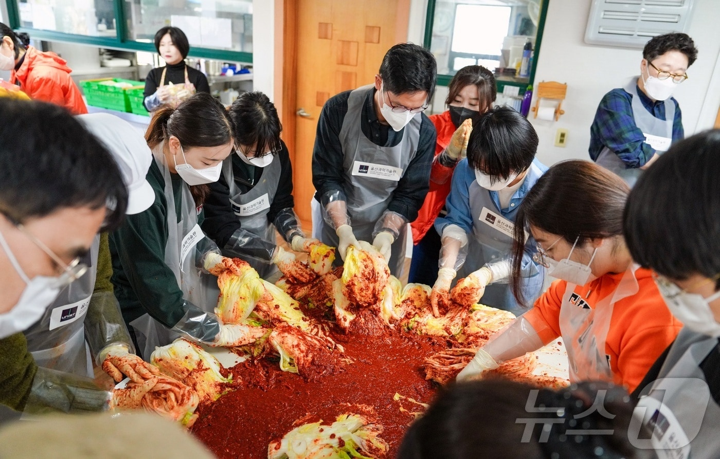 UNIST 학생과 교직원들이 24일 울주군 중증장애인 거주시설 혜진원에서 김장 봉사활동에 참여하고 있다. &#40;UNIST 제공&#41;