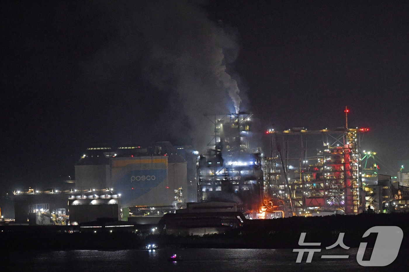 지난해 11월24일 오후 11시18분쯤 포스코 포항제철소 파이넥스 3공장에서 화재가 발생, 연기가 치솟고 있다. 2024.11.24/뉴스1 ⓒ News1 최창호 기자