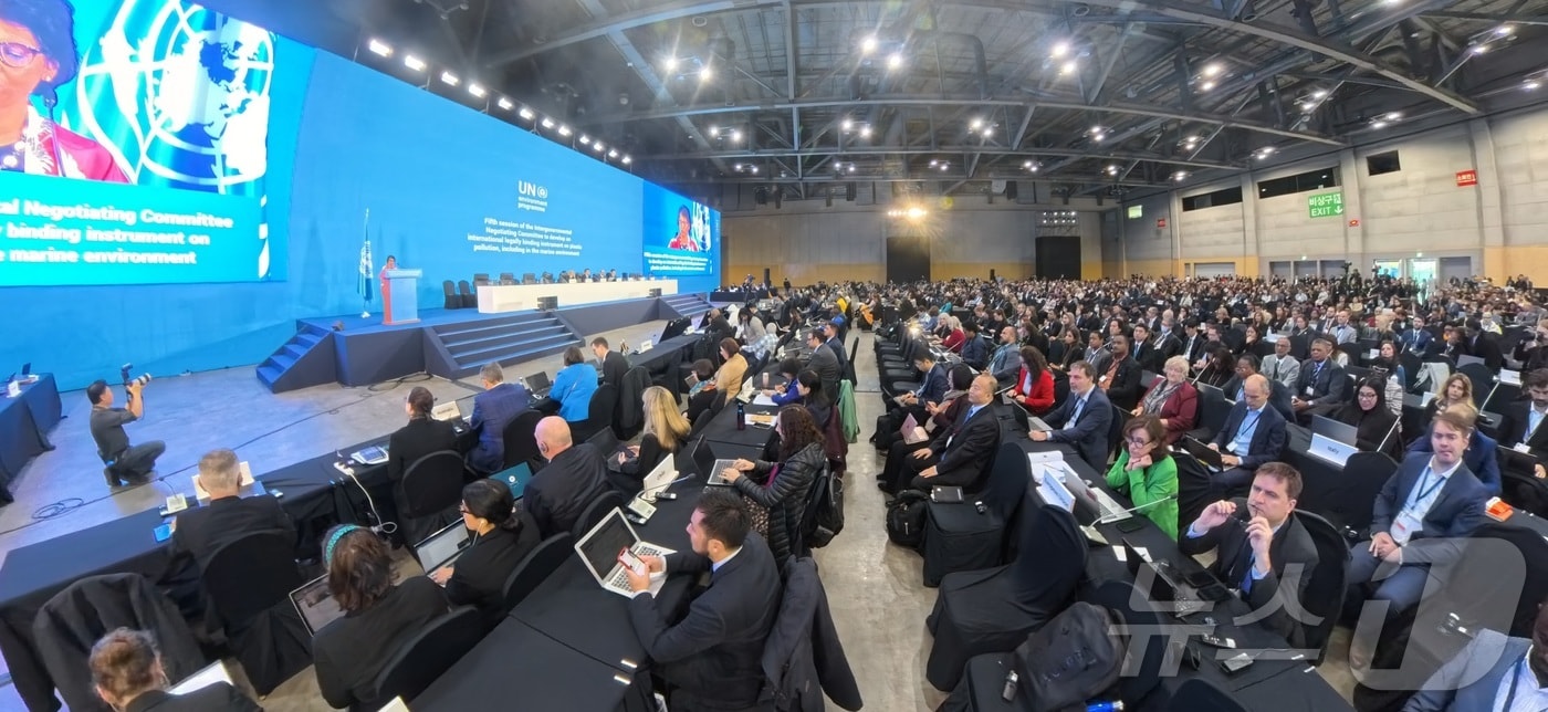 25일 부산 벡스코에서 플라스틱 오염 종식을 위한 국제협약 마련 제5차 정부 간 협상위원회가 개회하고 있다. 김완섭 환경부장관과 잉거 안데르센 유엔환경계획(UNEP) 사무총장, 루이스 바야스 발비디에소 협상위 의장(주영국 에콰도르대사), 조홍식 기후환경대사 등이 참석했다. 윤석열 대통령은 영상 축사를 보냈다. 2024.11.25/뉴스1 ⓒ News1 황덕현 기후환경전문기자