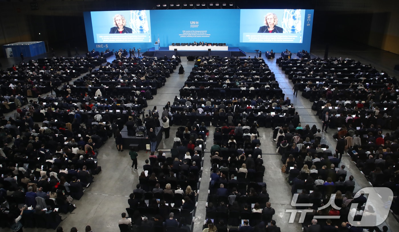 25일 부산 해운대구 벡스코 제1전시장에서 열린 유엔 플라스틱 오염 국제협약 제5차 정부간협상위원회(INC-5) 개막식에서 잉거 안데르센 유엔환경계획(UNEP) 사무총장이 발언하고 있다. INC-5에는 약 170개 유엔 회원국 정부대표단과 31개 국제기구, 산업계·시민단체·학계 등 이해관계자 약 3500명이 참석했다. 2024.11.25/뉴스1 ⓒ News1 윤일지 기자
