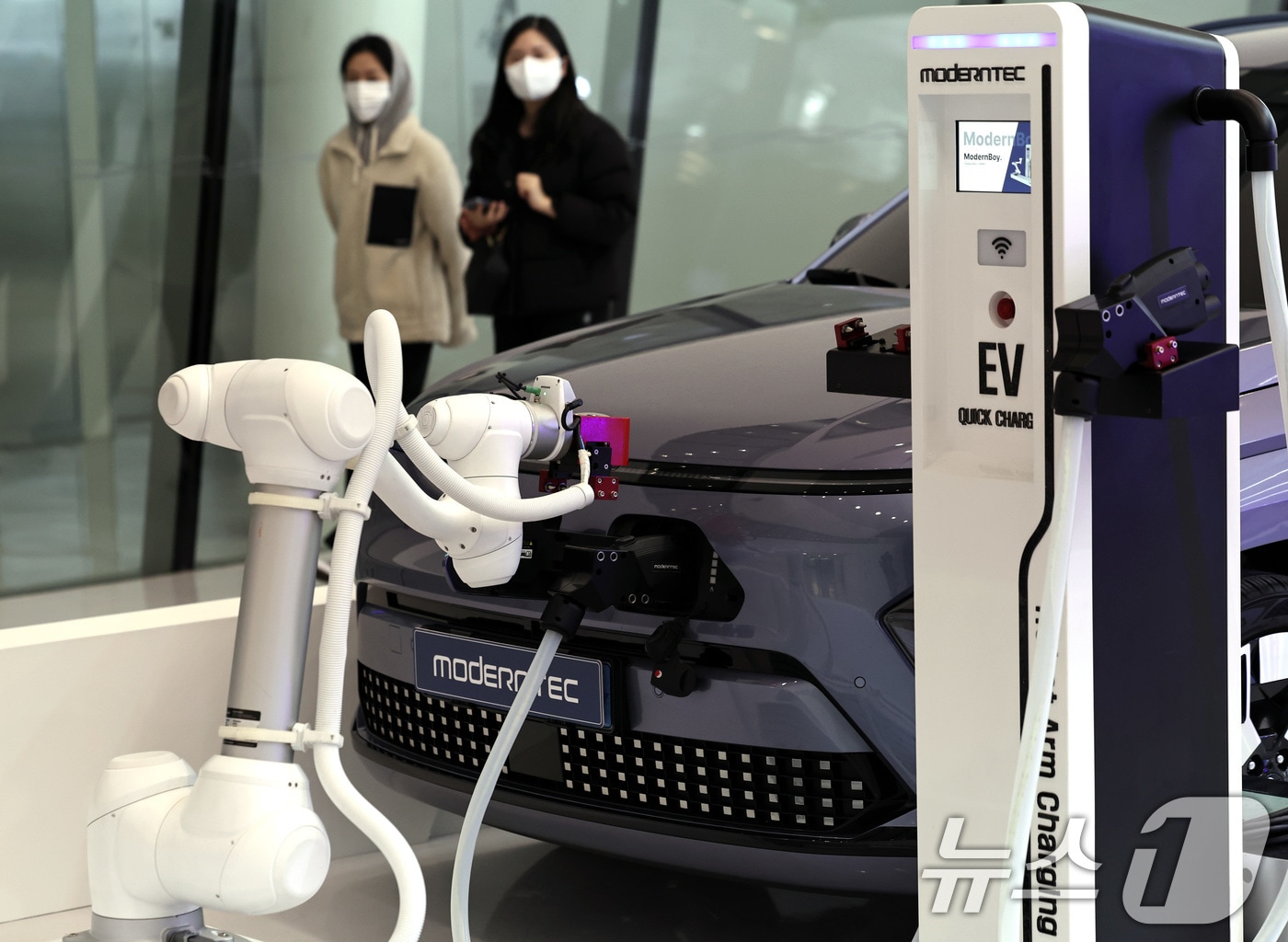 25일 서울 동대문디자인플라자&#40;DDP&#41; 아트홀에서 열린 &#39;2024 서울 기후테크 컨퍼런스&#39;에서 참관객들이 전기차 충전 로봇의 시연을 보고 있다. 2024.11.25/뉴스1 ⓒ News1 구윤성 기자