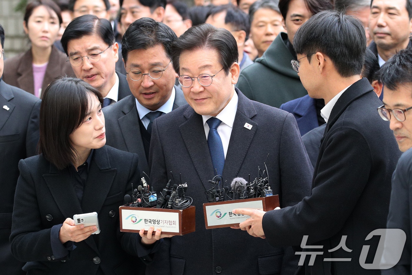 위증교사 혐의로 재판을 받는 이재명 더불어민주당 대표가 25일 서울 서초구 중앙지방법원에서 열린 1심 선고 공판에 출석하고 있다. 2024.11.25/뉴스1 ⓒ News1 사진공동취재단