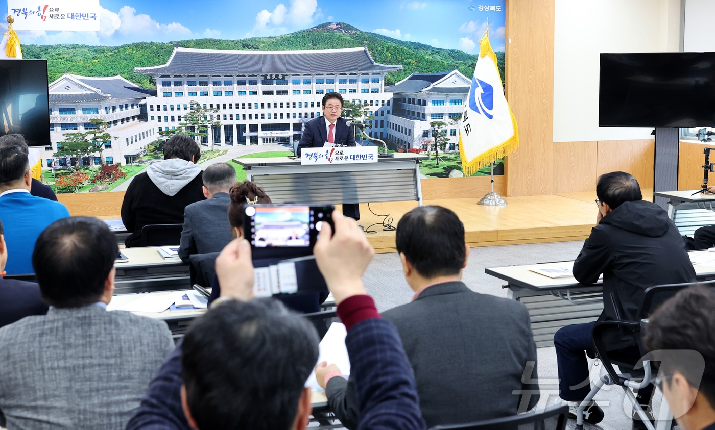 이철우 경북지사가 25일 도청에서 가진 기자회견에서 &#34;TK행정통합은 중앙 권한을 받아 시군에 권한을 주고 경북 도민과 대구 시민이 주인이 돼 TK를 발전시켜야 한다&#34;고 말했다.김대벽 기자