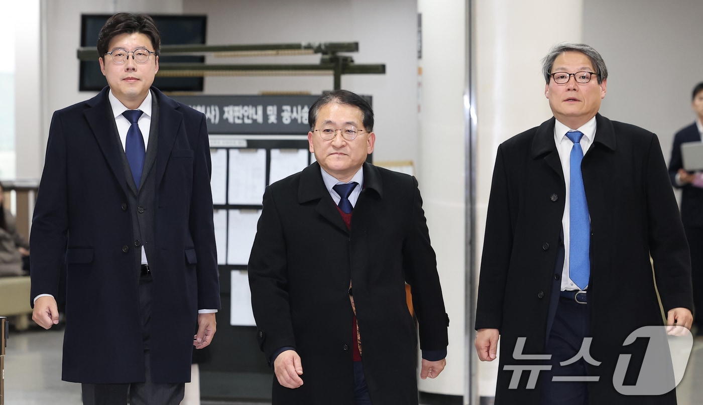 25일 오후 서울 서초구 서울고등법원에서 열린 '김학의 불법 출국금지' 2심 선고 공판에 출석한 조국혁신당 이규원 대변인(왼쪽), 차규근 의원(가운데), 이광철 전 청와대 민정비서관이 법원을 나서고 있다. 2024.11.25 ⓒ 뉴스1 김명섭 기자