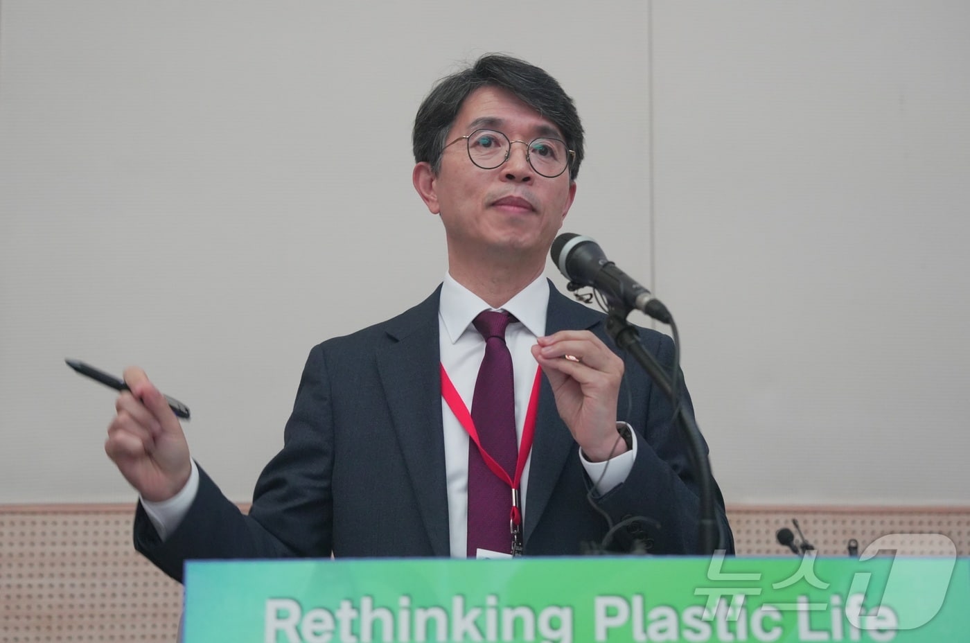 김완섭 환경부 장관이 플라스틱 협약 성안을 위한 제5차 정부 간 협상위원회(INC-5) 개회 뒤 기자간담회에서 발언하고 있다. 2024.11.25/뉴스1 ⓒ News1 황덕현 기후환경전문기자