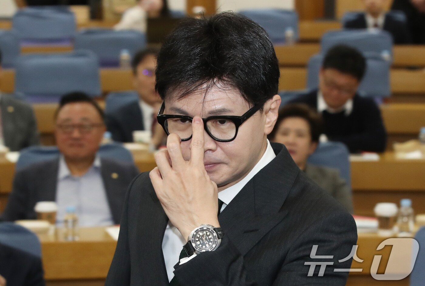 한동훈 국민의힘 대표가 26일 오전 서울 여의도 국회 의원회관에서 열린 국민의힘 초선의원 공부모임에 참석해 축사를 하기 위해 단상으로 향하고 있다. 2024.11.26/뉴스1 ⓒ News1 이광호 기자