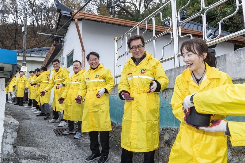 함진규 한국도로공사 사장&#40;오른쪽 두번째&#41;과 직원들이 온기가득 연탄 나눔 봉사활동을 하고 있다. /한국도로공사 제공