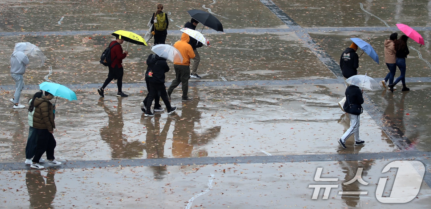 부산 해운대구 벡스코 광장에서 우산을 쓴 시민들이 발걸음을 옮기고 있다. ⓒ News1 윤일지 기자