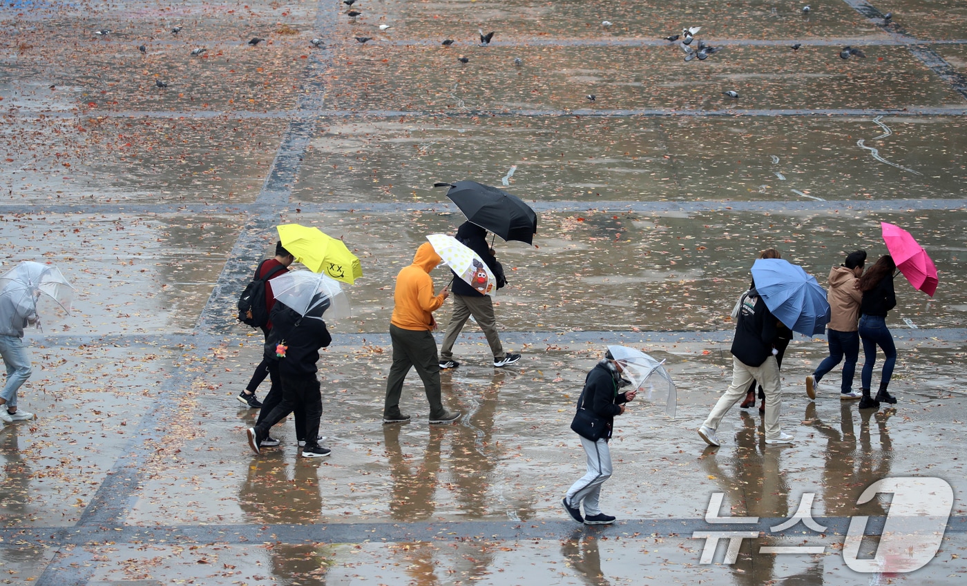 지난해 11월26일 오전 부산 해운대구 벡스코에서 우산을 쓴 시민들이 발걸음을 옮기고 있다. 2024.11.26/뉴스1 ⓒ News1 윤일지 기자