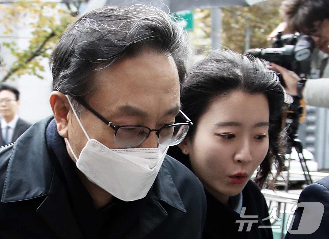&#39;친인척 부당대출&#39; 의혹을 받는 손태승 전 우리금융지주 회장이 26일 오후 서울 양천구 남부지법에서 열린 구속 전 피의자 심문&#40;영장실질심사&#41;에 출석하고 있다. 2024.11.26/뉴스1 ⓒ News1 오대일 기자