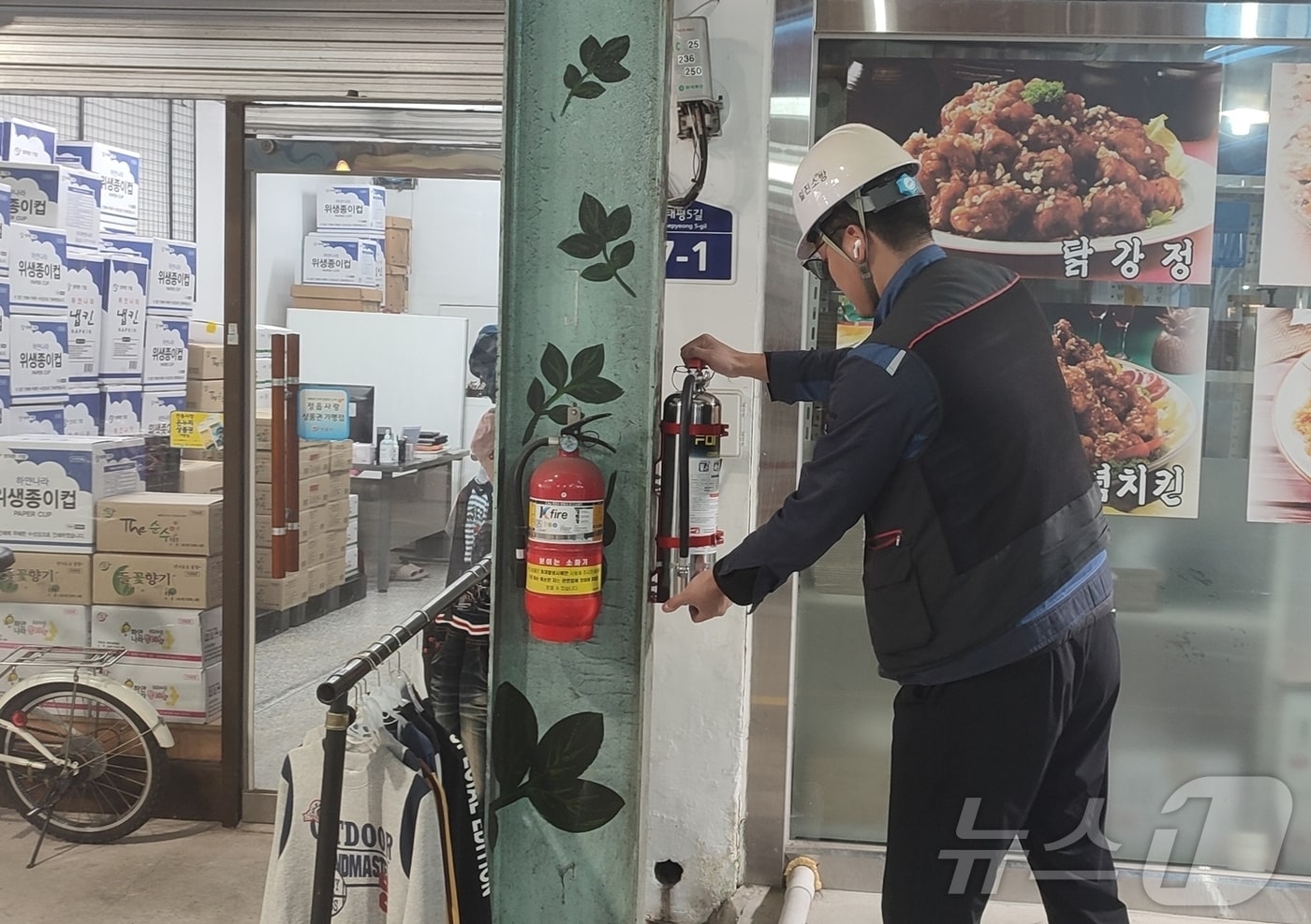  정읍시가 겨울철 화재 위험에 대비해 샘고을시장 공용통로에 K급 소화기 26개를 설치하고 전통시장 안전망을 강화했다.&#40;정읍시 제공&#41;2024.11.26/뉴스1