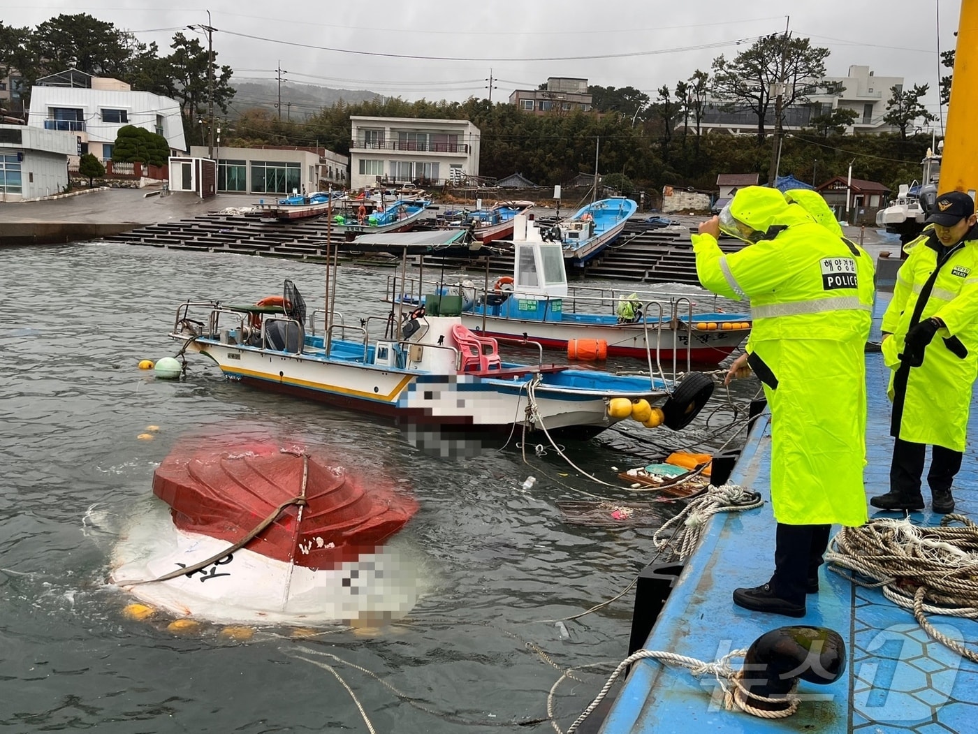 울산 동구 주전항에 계류된 어선이 전복되는 사고가 발생했다.&#40;울산해경 제공&#41;